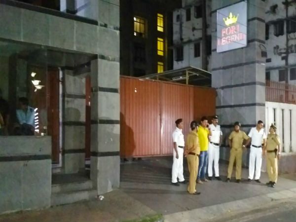 শোভন চট্টোপাধ্যায়ের আবাসনের সামনে ধর্না স্ত্রী রত্নার শোভন চট্টোপাধ্যায়ের আবাসনের সামনে ধর্না স্ত্রী রত্নার