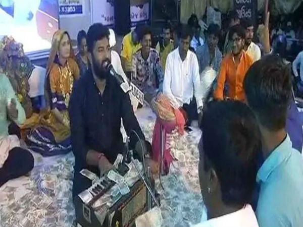 মোদীর রাজ্যে জলসায় নোটবৃষ্টি! জেনে নিন বিশেষ কারণ মোদীর রাজ্যে জলসায় নোটবৃষ্টি! জেনে নিন বিশেষ কারণ