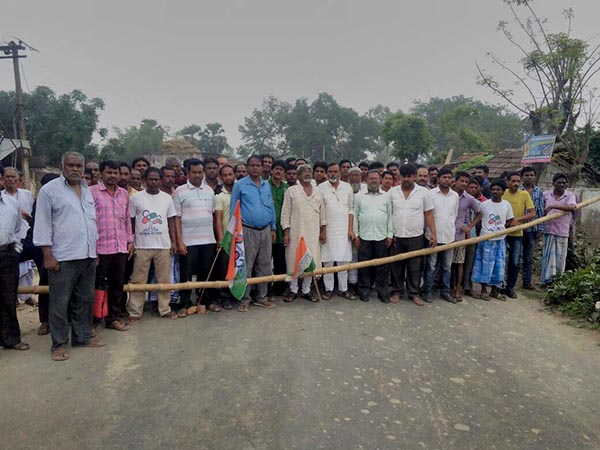 শুভেন্দুর সভার আগেই মমতার ব্যানারে আক্রমণ! হরিশ্চন্দ্রপুর অবরুদ্ধ করে বিক্ষোভ তৃণমূলের শুভেন্দুর সভার আগেই মমতার ব্যানারে আক্রমণ! হরিশ্চন্দ্রপুর অবরুদ্ধ করে বিক্ষোভ তৃণমূলের