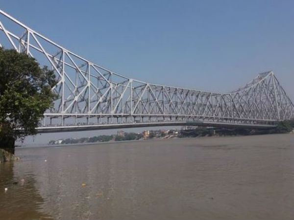 শিশু কোলে হাওড়া ব্রিজ থেকে ঝাঁপ মহিলার! তারপর যা হল শিশু কোলে হাওড়া ব্রিজ থেকে ঝাঁপ মহিলার! তারপর যা হল