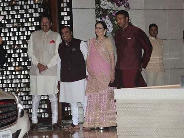 জামাইয়ের সঙ্গে সস্ত্রীক মুকেশ