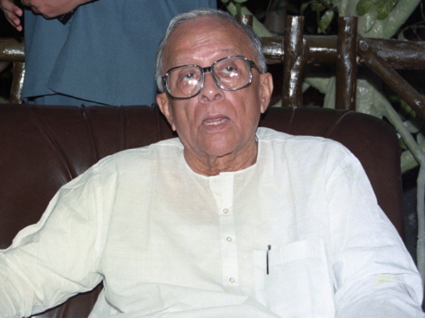 ৭৮ ফিরল ১৮-য়। জ্যোতি বসুর রেকর্ড স্পর্শ করে ‘অনন্য’ নজির গড়লেন মমতা ৭৮ ফিরল ১৮-য়। জ্যোতি বসুর রেকর্ড স্পর্শ করে ‘অনন্য’ নজির গড়লেন মমতা