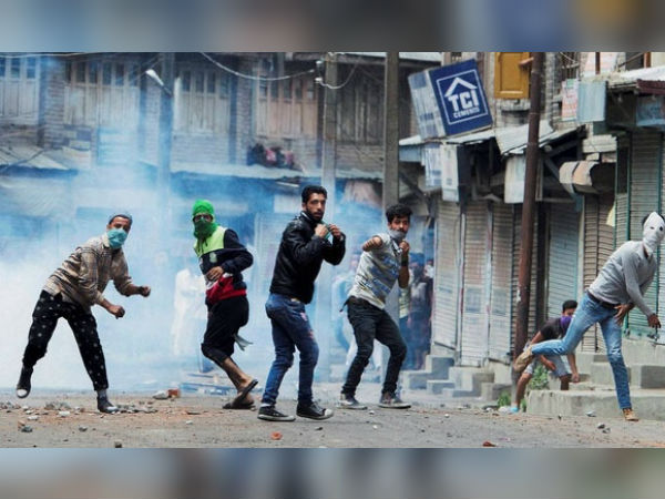 কাশ্মীরে স্কুলবাসে হামলা পাথর নিক্ষেপকারীদের, জখম হল ক্লাস টু-এর ছাত্র কাশ্মীরে স্কুলবাসে হামলা পাথর নিক্ষেপকারীদের, জখম হল ক্লাস টু-এর ছাত্র