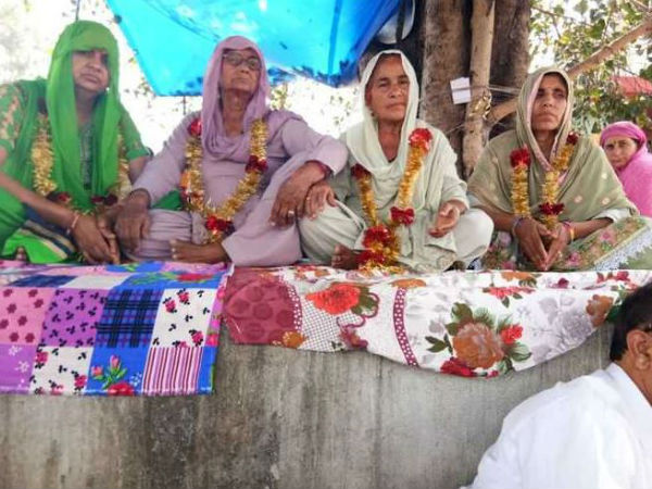বিজেপি মন্ত্রীর গাড়িতে ঢিল বিজেপি মন্ত্রীর গাড়িতে ঢিল