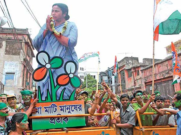 ৭৮ ফিরল ১৮-য়। জ্যোতি বসুর রেকর্ড স্পর্শ করে ‘অনন্য’ নজির গড়লেন মমতা ৭৮ ফিরল ১৮-য়। জ্যোতি বসুর রেকর্ড স্পর্শ করে ‘অনন্য’ নজির গড়লেন মমতা