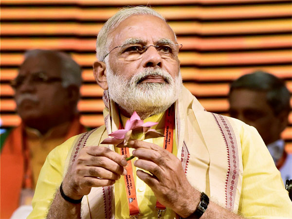 পিছিয়ে গিয়েছেন মোদী