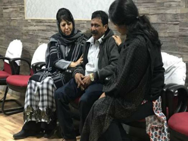 কাশ্মীরের পাথরের ঘায়ে মৃত পর্যটক! ঘটনায় মাথা নত হয়ে যাচ্ছে, বললেন মুখ্যমন্ত্রী কাশ্মীরের পাথরের ঘায়ে মৃত পর্যটক! ঘটনায় মাথা নত হয়ে যাচ্ছে, বললেন মুখ্যমন্ত্রী