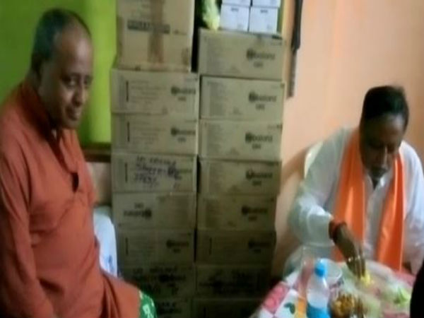 বাড়িতে অতিথি মুকুল! সাবধান না হলে পরিস্থিতি হতে পারে এই নেতার মতোই বাড়িতে অতিথি মুকুল! সাবধান না হলে পরিস্থিতি হতে পারে এই নেতার মতোই