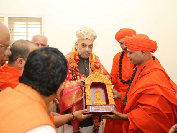 কর্ণাটক নির্বাচনের প্রচারে হিট মঠ-রাজনীতি কর্ণাটক নির্বাচনের প্রচারে হিট মঠ-রাজনীতি
