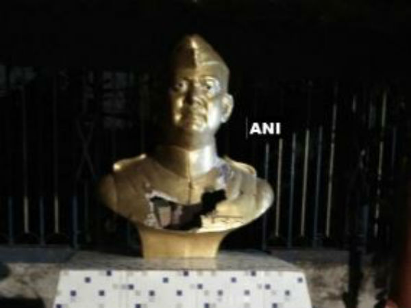 শহরে নেতাজির মূর্তিতে হামলা! বোমা মেরে ওড়ানোর চেষ্টা শহরে নেতাজির মূর্তিতে হামলা! বোমা মেরে ওড়ানোর চেষ্টা