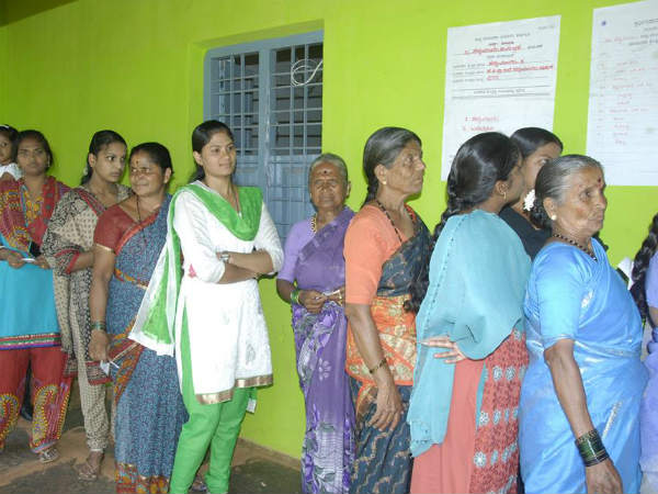 মা দাঁড়িয়ে ভোটের লাইনে, বুথের ভিতরে ঢুকে ছাপ্পা ছেলের মা দাঁড়িয়ে ভোটের লাইনে, বুথের ভিতরে ঢুকে ছাপ্পা ছেলের