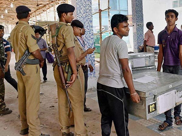 রাত পোহালেই ভোট, সুষ্ঠু নির্বাচনের লক্ষ্যে মহেশতলায় রুটমার্চ কেন্দ্রীয় বাহিনীর রাত পোহালেই ভোট, সুষ্ঠু নির্বাচনের লক্ষ্যে মহেশতলায় রুটমার্চ কেন্দ্রীয় বাহিনীর