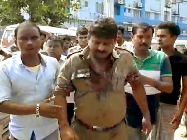 নির্বাচনী হিংসায় আক্রান্ত পুলিশ! আহত রতুয়া থানার ওসি সহ আরও এক পুলিশ কর্মী নির্বাচনী হিংসায় আক্রান্ত পুলিশ! আহত রতুয়া থানার ওসি সহ আরও এক পুলিশ কর্মী