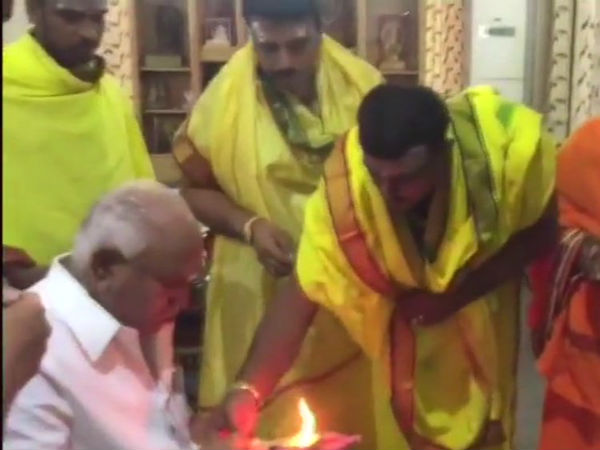 ফলাফল ঘোষণার দিন মন্দিরে পুজোয় ব্যস্ত কর্ণাটকের মুখ্যমন্ত্রী পদপ্রার্থীরা, দিল্লিতে শুরু যজ্ঞ ফলাফল ঘোষণার দিন মন্দিরে পুজোয় ব্যস্ত কর্ণাটকের মুখ্যমন্ত্রী পদপ্রার্থীরা, দিল্লিতে শুরু যজ্ঞ