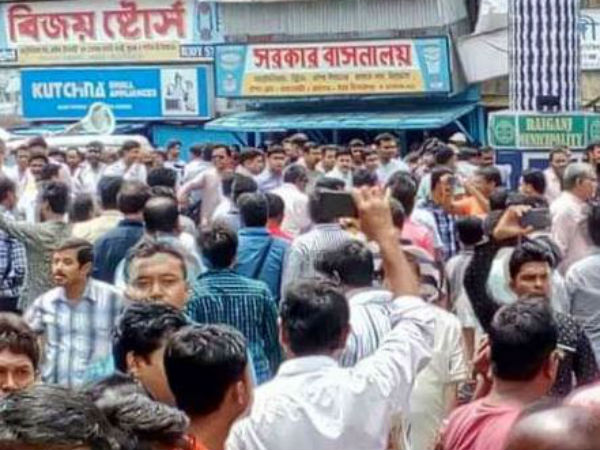 রায়গঞ্জে মহকুমাশাসককে জুতো ছোড়ার ঘটনায় গ্রেফতার ২ শিক্ষক রায়গঞ্জে মহকুমাশাসককে জুতো ছোড়ার ঘটনায় গ্রেফতার ২ শিক্ষক