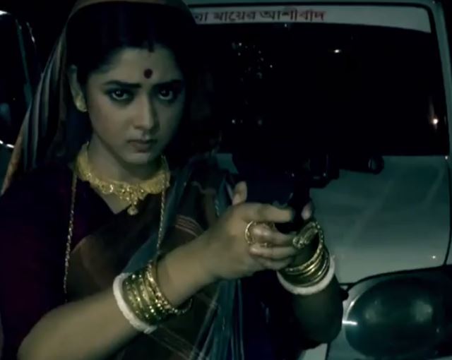 সে কি! রানি মা-র হাতে বন্দুক কেন, ভিডিও-তে কী ধরা পড়ল? জানুন বিস্তারিত সে কি! রানি মা-র হাতে বন্দুক কেন, ভিডিও-তে কী ধরা পড়ল? জানুন বিস্তারিত