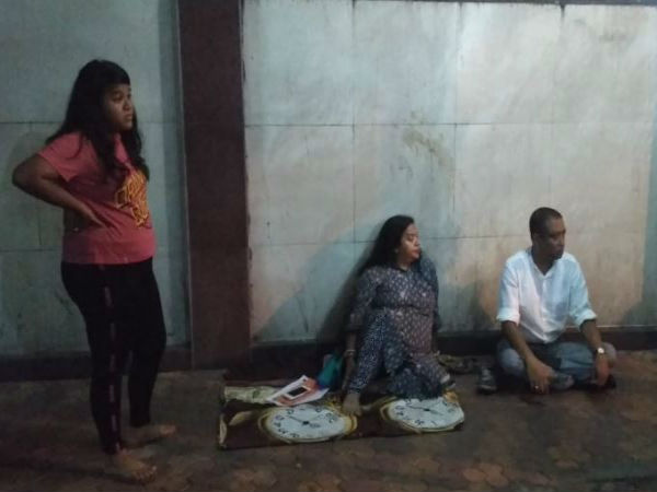 মেয়ের ভিসার কাগজে সই না করার অভিযোগ! শোভন চট্টোপাধ্যায়ের আবাসনের সামনে ধর্না স্ত্রী রত্নার মেয়ের ভিসার কাগজে সই না করার অভিযোগ! শোভন চট্টোপাধ্যায়ের আবাসনের সামনে ধর্না স্ত্রী রত্নার