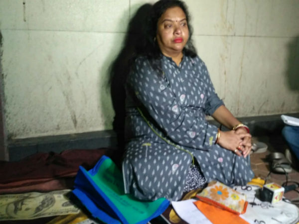 মেয়ের ভিসার কাগজে সই না করার অভিযোগ! শোভন চট্টোপাধ্যায়ের আবাসনের সামনে ধর্না স্ত্রী রত্নার মেয়ের ভিসার কাগজে সই না করার অভিযোগ! শোভন চট্টোপাধ্যায়ের আবাসনের সামনে ধর্না স্ত্রী রত্নার