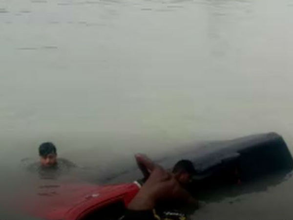 তিস্তার ক্যানেলে গিয়ে পড়ল ১১ পড়ুয়া সহ পুলকার, দেখুন ভিডিও তিস্তার ক্যানেলে গিয়ে পড়ল ১১ পড়ুয়া সহ পুলকার, দেখুন ভিডিও