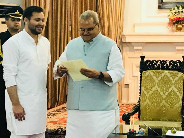 বিহারে বিজেপির জোট সরকার সরাতে রাজ্যপাল সকাশে আরজেডি বিহারে বিজেপির জোট সরকার সরাতে রাজ্যপাল সকাশে আরজেডি