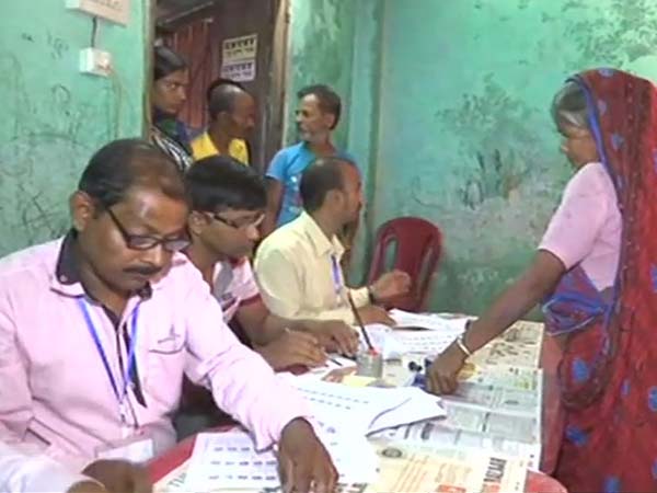 মুখো কালো বেঁধে ব্যালট বক্স ছিনতাইদুষ্কৃতিদের, আতঙ্কে কাঁটা গীতলদহের ভোট কর্মীরা মুখো কালো বেঁধে ব্যালট বক্স ছিনতাইদুষ্কৃতিদের, আতঙ্কে কাঁটা গীতলদহের ভোট কর্মীরা