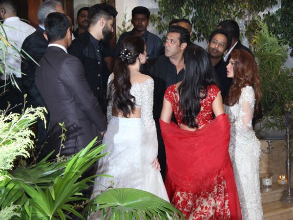 সোনমের রিসেপশনের রাতে ঠাণ্ডা লড়াইয়ে সলমন-অর্জুন! কী ঘটেছে, দেখুন ভিডিও সোনমের রিসেপশনের রাতে ঠাণ্ডা লড়াইয়ে সলমন-অর্জুন! কী ঘটেছে, দেখুন ভিডিও