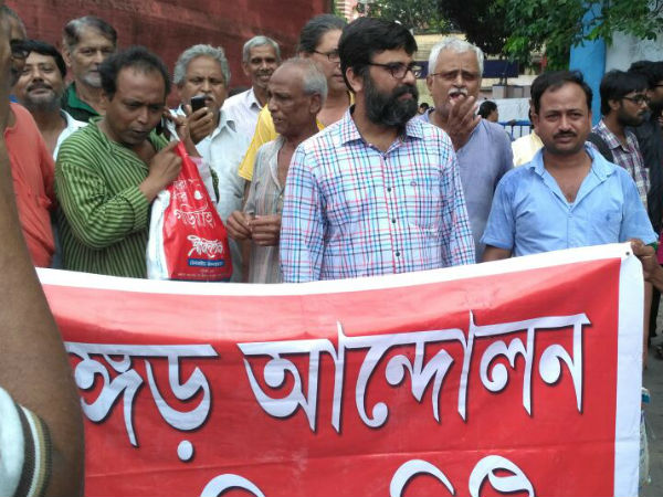 এক অলীক পুলিশ হেফাজতে, মুক্তি চার ‘অলীকে’র! উচ্ছ্বাস ভাঙড় আন্দোলনকারীদের এক অলীক পুলিশ হেফাজতে, মুক্তি চার ‘অলীকে’র! উচ্ছ্বাস ভাঙড় আন্দোলনকারীদের