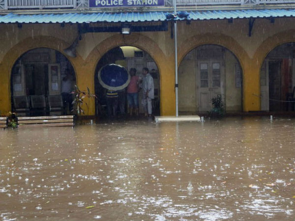 পুলিশ স্টেশনে জল