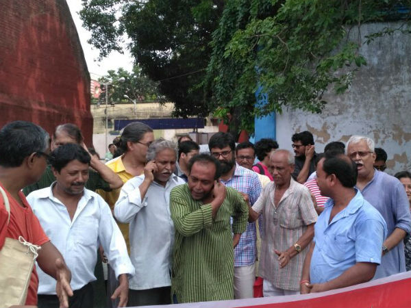 এক অলীক পুলিশ হেফাজতে, মুক্তি চার ‘অলীকে’র! উচ্ছ্বাস ভাঙড় আন্দোলনকারীদের এক অলীক পুলিশ হেফাজতে, মুক্তি চার ‘অলীকে’র! উচ্ছ্বাস ভাঙড় আন্দোলনকারীদের