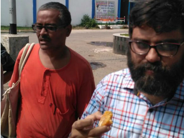 এক অলীক পুলিশ হেফাজতে, মুক্তি চার ‘অলীকে’র! উচ্ছ্বাস ভাঙড় আন্দোলনকারীদের এক অলীক পুলিশ হেফাজতে, মুক্তি চার ‘অলীকে’র! উচ্ছ্বাস ভাঙড় আন্দোলনকারীদের