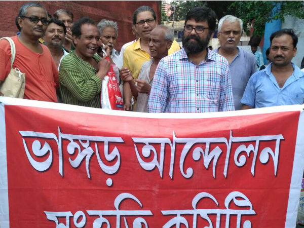 এক অলীক পুলিশ হেফাজতে, মুক্তি চার ‘অলীকে’র! উচ্ছ্বাস ভাঙড় আন্দোলনকারীদের এক অলীক পুলিশ হেফাজতে, মুক্তি চার ‘অলীকে’র! উচ্ছ্বাস ভাঙড় আন্দোলনকারীদের