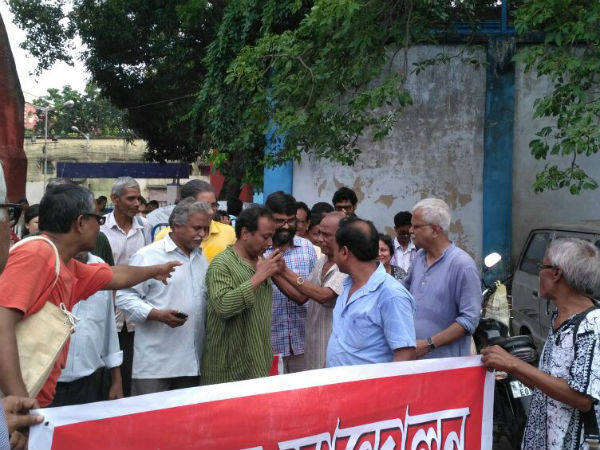 এক অলীক পুলিশ হেফাজতে, মুক্তি চার ‘অলীকে’র! উচ্ছ্বাস ভাঙড় আন্দোলনকারীদের এক অলীক পুলিশ হেফাজতে, মুক্তি চার ‘অলীকে’র! উচ্ছ্বাস ভাঙড় আন্দোলনকারীদের