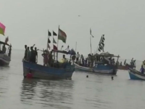 ৩ দিন পরেও নিখোঁজ ১০ মৎস্যজীবী! পরিবারের সদস্যদের বিক্ষোভ ৩ দিন পরেও নিখোঁজ ১০ মৎস্যজীবী! পরিবারের সদস্যদের বিক্ষোভ