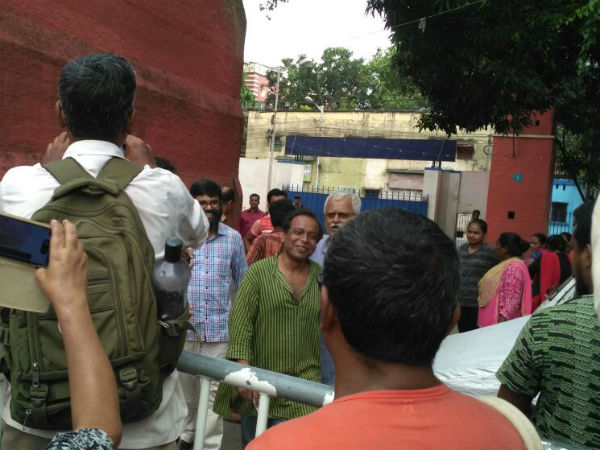 এক অলীক পুলিশ হেফাজতে, মুক্তি চার ‘অলীকে’র! উচ্ছ্বাস ভাঙড় আন্দোলনকারীদের এক অলীক পুলিশ হেফাজতে, মুক্তি চার ‘অলীকে’র! উচ্ছ্বাস ভাঙড় আন্দোলনকারীদের