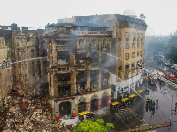 বিল্ডিংয়ের একাংশ খসে পড়ে