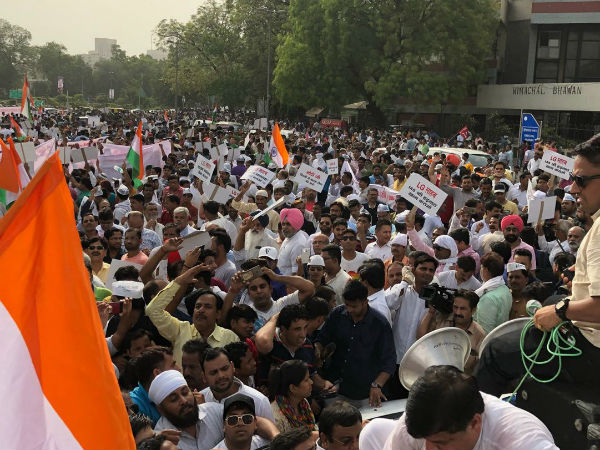 রাজধানীতে আপ-এর মহামিছিল, প্রধানমন্ত্রীর বাসভবন পৌঁছনর আগেই যা ঘটল রাজধানীতে আপ-এর মহামিছিল, প্রধানমন্ত্রীর বাসভবন পৌঁছনর আগেই যা ঘটল