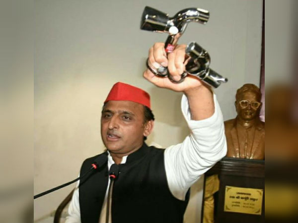 দুটি জলের কল হাতে কী বললেন অখিলেশ দুটি জলের কল হাতে কী বললেন অখিলেশ