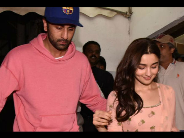 আলিয়াই কি স্ত্রী হচ্ছেন রণবীরের? বিয়ে নিয়ে মুখ খুললেন অভিনেত্রী আলিয়াই কি স্ত্রী হচ্ছেন রণবীরের? বিয়ে নিয়ে মুখ খুললেন অভিনেত্রী