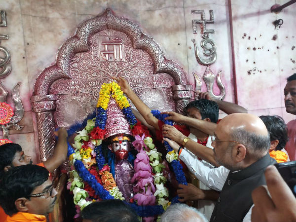 তারাপীঠে অমিত শাহ! তারামাকে নিজেই পরালেন বেনারসি, দেখে নিন ভিডিও তারাপীঠে অমিত শাহ! তারামাকে নিজেই পরালেন বেনারসি, দেখে নিন ভিডিও