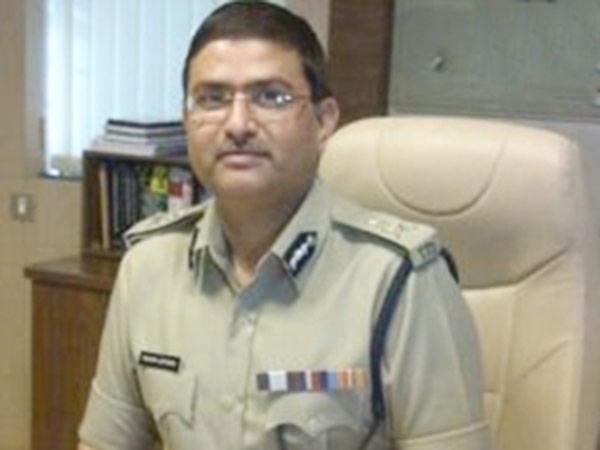 নারদ তদন্তকারী অফিসারকে সরিয়ে বার্তা সিবিআইয়ের নারদ তদন্তকারী অফিসারকে সরিয়ে বার্তা সিবিআইয়ের