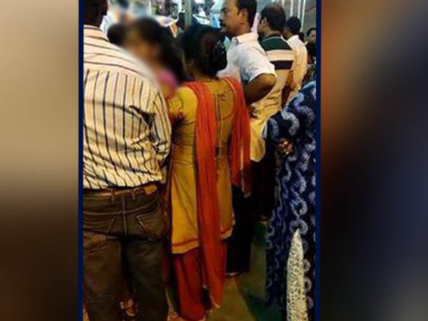 মেলার ভিড়ে কদর্য যৌন আচরণ মধ্যবয়সী ব্যক্তির , ভাইরাল ভিডিও ঘিরে ক্ষোভে ফুঁসছে চুঁচুড়া মেলার ভিড়ে কদর্য যৌন আচরণ মধ্যবয়সী ব্যক্তির , ভাইরাল ভিডিও ঘিরে ক্ষোভে ফুঁসছে চুঁচুড়া