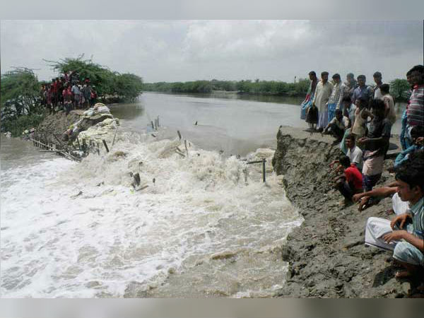 এসে গেল বর্ষা, নদী ভাঙন রুখতে কী উদ্যোগ নিল তৃণমূল সরকার এসে গেল বর্ষা, নদী ভাঙন রুখতে কী উদ্যোগ নিল তৃণমূল সরকার