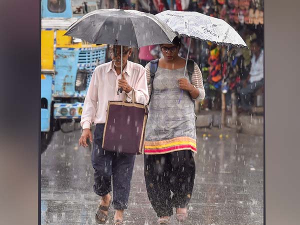 নিম্নচাপের আধঘণ্টার বৃষ্টিতেই ‘ডুবল’ শহর কলকাতা নিম্নচাপের আধঘণ্টার বৃষ্টিতেই ‘ডুবল’ শহর কলকাতা