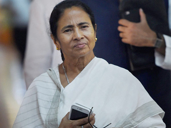 ‘৪২-এ ৪২ দিদির হাতে তুলে দেব, আমরা চাই দেশের বুকে প্রথম বাঙালি প্রধানমন্ত্রীকে’ ‘৪২-এ ৪২ দিদির হাতে তুলে দেব, আমরা চাই দেশের বুকে প্রথম বাঙালি প্রধানমন্ত্রীকে’