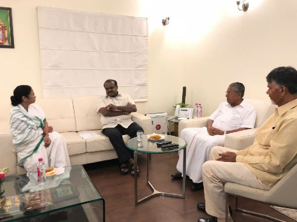 তৃণমূলের সিপিএম-সখ্যে নয়া সমীকরণের জল্পনা, মোদী-বিরোধিতায় একাসনে মমতা-বিজয়ন তৃণমূলের সিপিএম-সখ্যে নয়া সমীকরণের জল্পনা, মোদী-বিরোধিতায় একাসনে মমতা-বিজয়ন