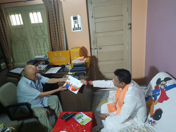 জন সম্পর্ক অভিযানে মনোজ মিত্রের সঙ্গে সাক্ষাত! যা বললেন মুকুল রায় জন সম্পর্ক অভিযানে মনোজ মিত্রের সঙ্গে সাক্ষাত! যা বললেন মুকুল রায়