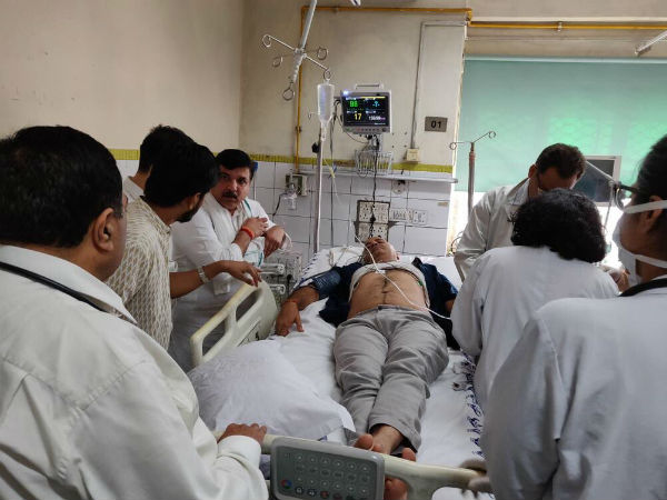 কেজরিকে সঙ্গ দিতে ধরনায় বসে অসুস্থ হয়ে হাসপাতালে দিল্লির দুই মন্ত্রী কেজরিকে সঙ্গ দিতে ধরনায় বসে অসুস্থ হয়ে হাসপাতালে দিল্লির দুই মন্ত্রী