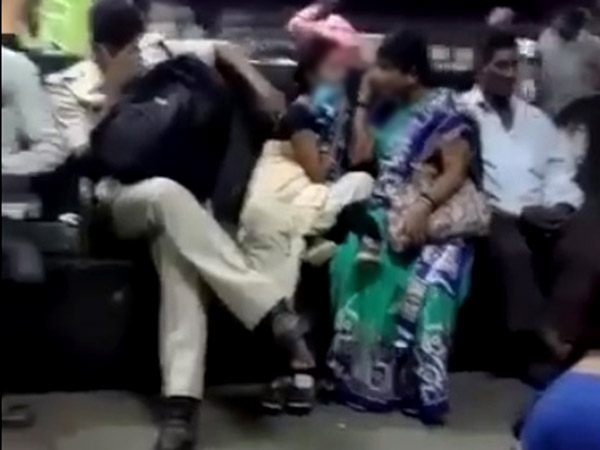 রাতের স্টেশনে মহিলার গায়ে আশালীন ভাবে হাত পুলিশ কর্মীর! ভিডিও-বন্দি হল কুকীর্তি রাতের স্টেশনে মহিলার গায়ে আশালীন ভাবে হাত পুলিশ কর্মীর! ভিডিও-বন্দি হল কুকীর্তি