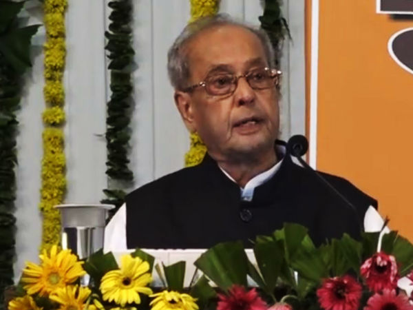 আরএসএস-এর কায়দায় স্যালুট করছেন প্রণব আরএসএস-এর কায়দায় স্যালুট করছেন প্রণব