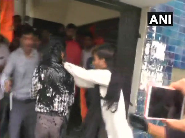 মোদীর রাজ্যে এবিভিপির কালি! অসুস্থ অধ্যাপক ভর্তি হাসপাতালে মোদীর রাজ্যে এবিভিপির কালি! অসুস্থ অধ্যাপক ভর্তি হাসপাতালে